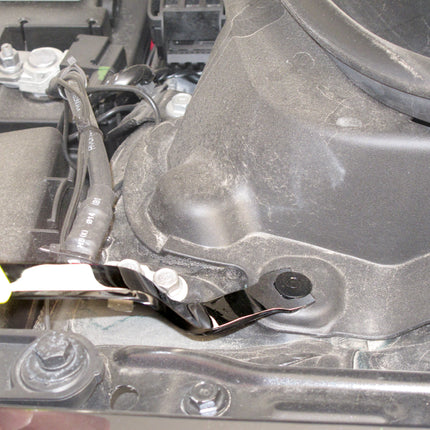 04623000 action shot of angled clip lifter removing a clip with restricted access