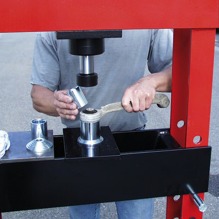 08780000 press and pull sleeve kit shown in use on a hydraulic press